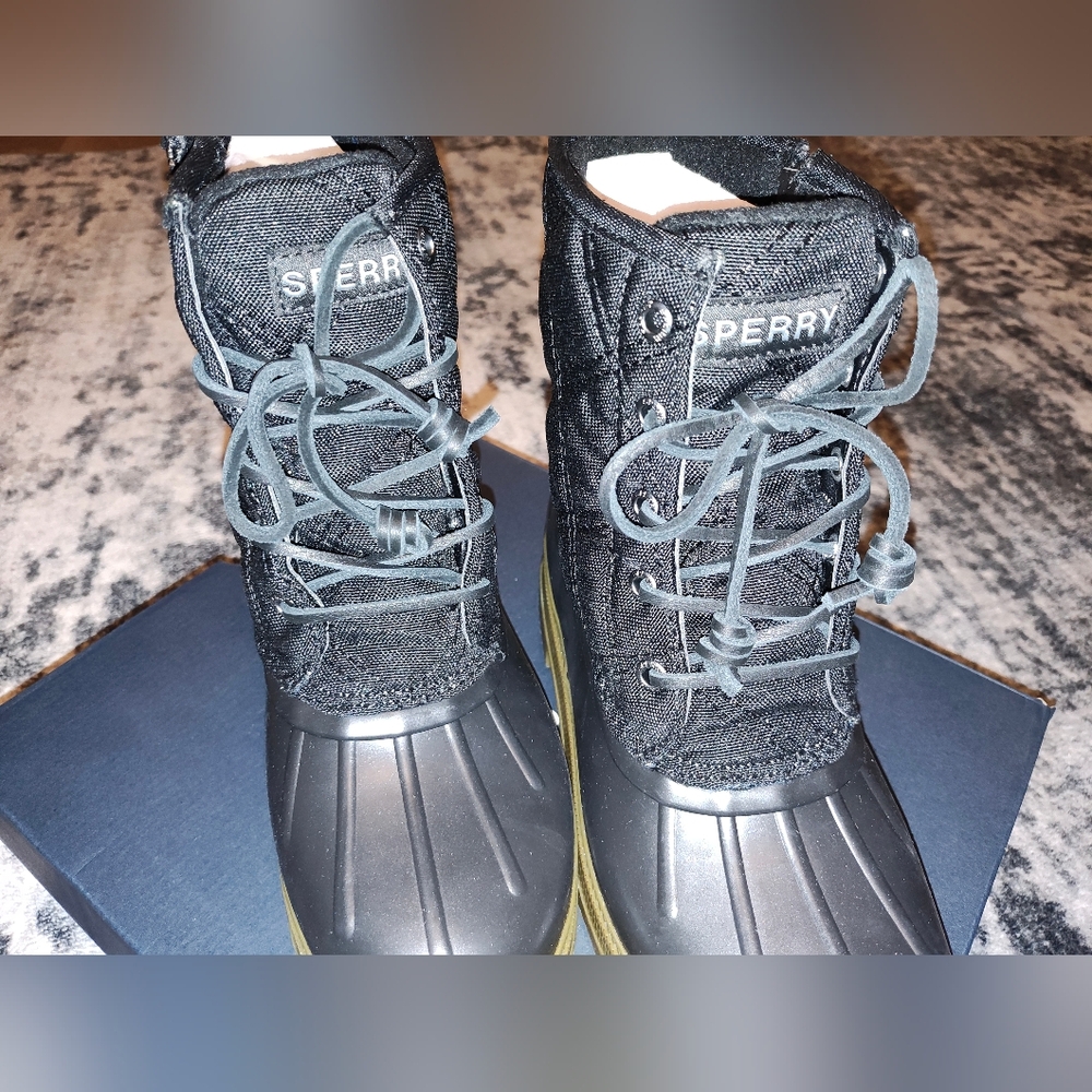 Stylish Black and Tan Sperry Winter Boots - Picture 2 of 7
